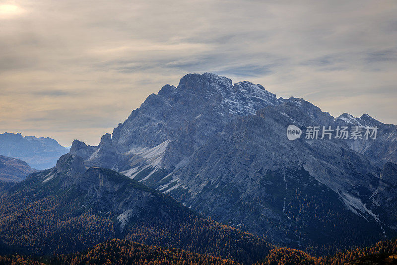 从意大利多洛米提的Rifugio Auronzo看基督山